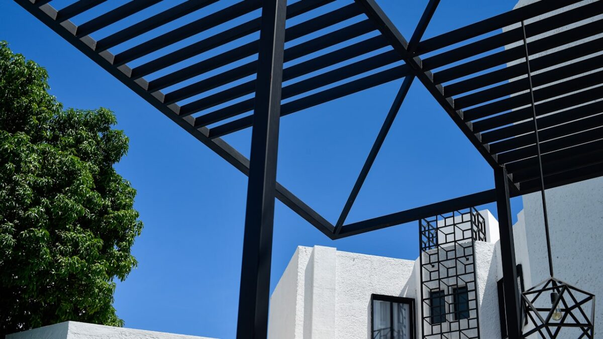 Moderní pergola nad terasou u domu