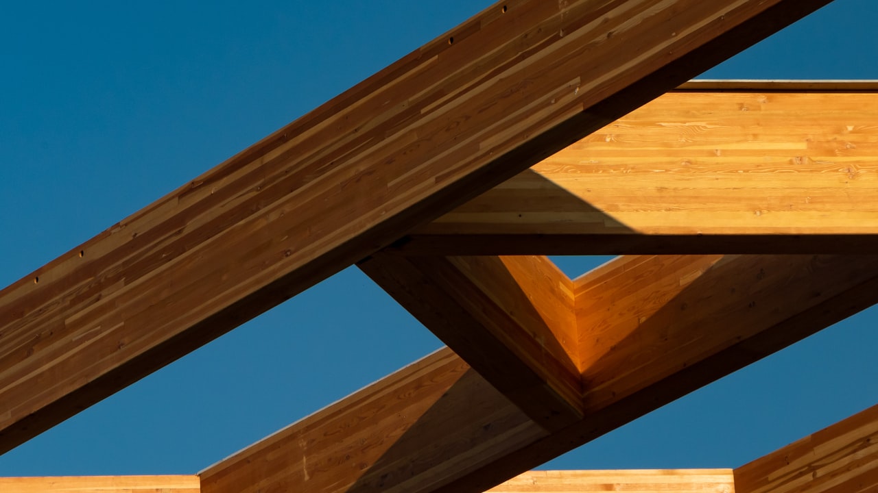 Dřevěná pergola ve výstavbě nad terasou