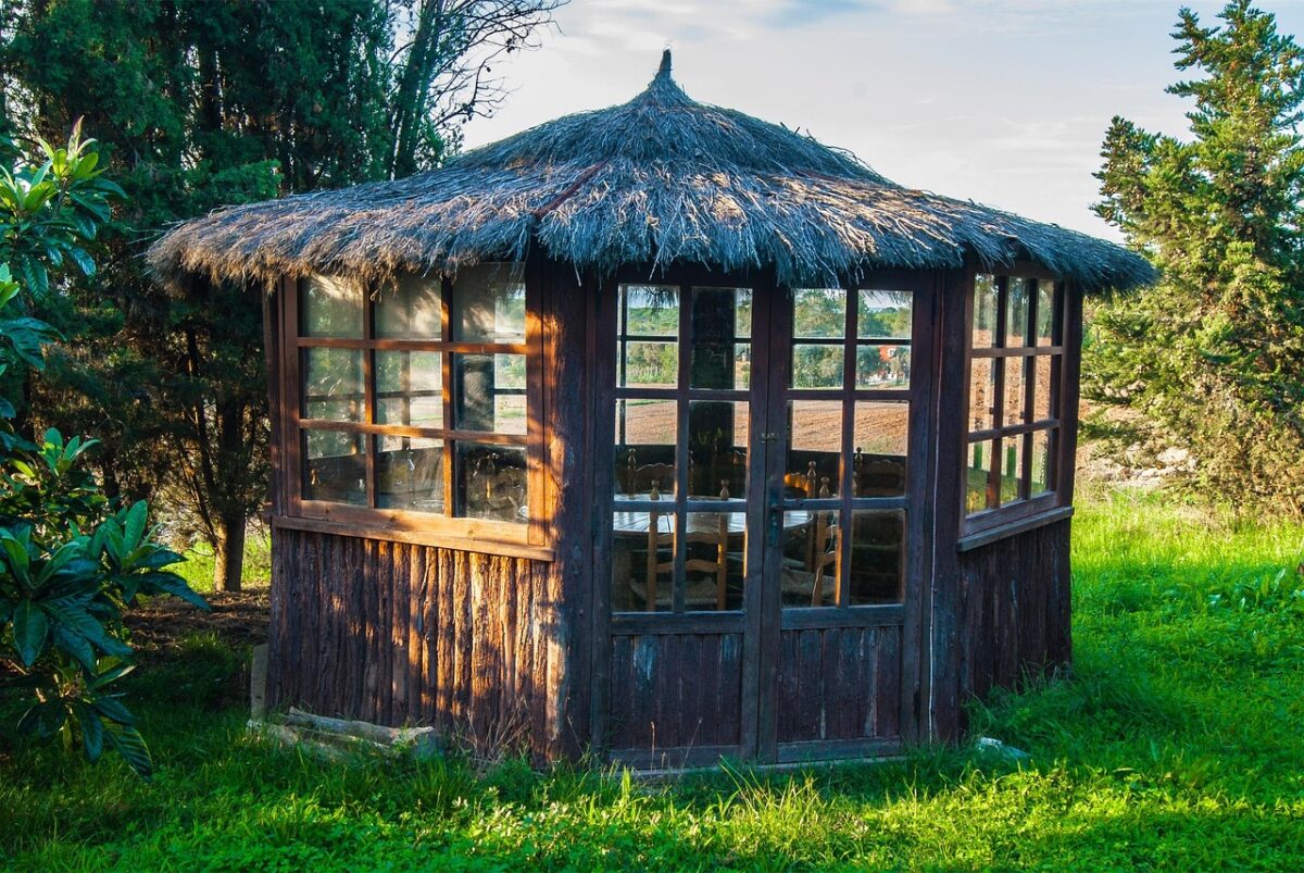 Pergola přistavěná k domu nad terasovým posezením