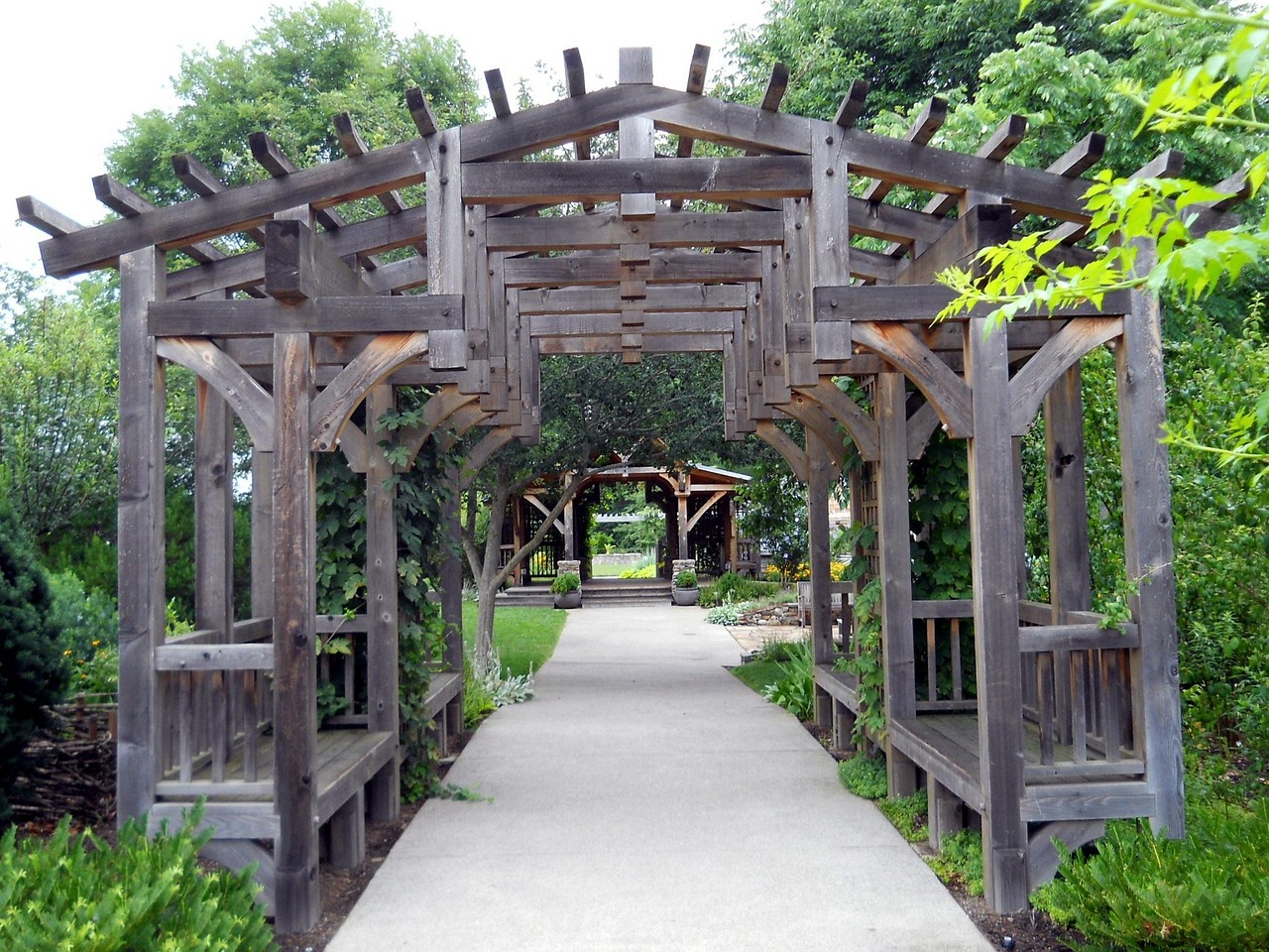 Samostatne stojaca pergola v záhrade
